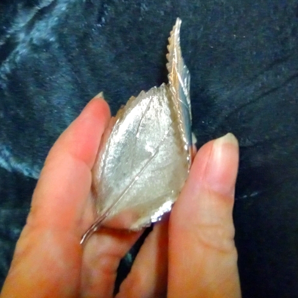 Artisan made silver plated leave broach - Picture 3 of 4